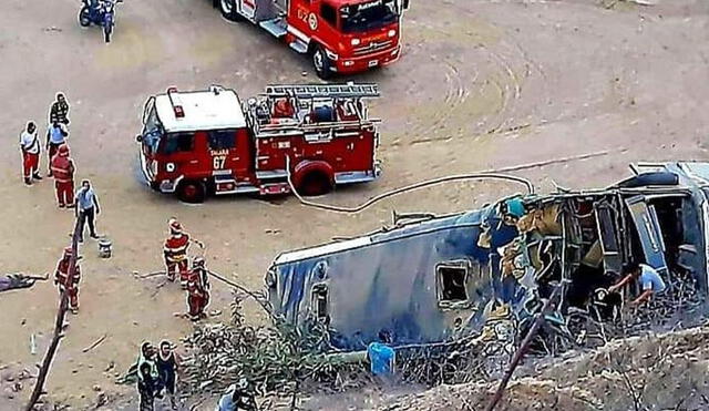 Ocho hinchas del Barcelona del Ecuador fallecieron tras despiste de bus en la Panamericana Norte.