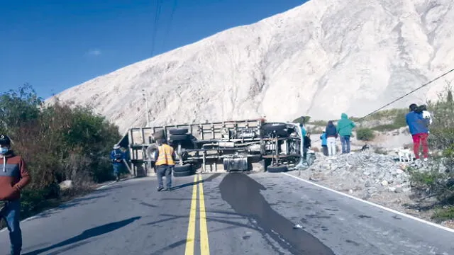 accidente. Camión quedó volcado a un lado de la vía Aplao - Ongoro en la provincia de Castilla.