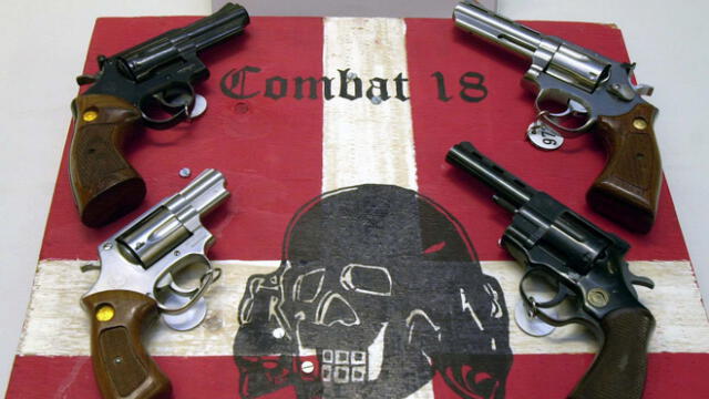 Armas y un emblema del grupo neonazi Combat 18 incautado por la policía en Kiel, en el norte de Alemania, el 27 de octubre de 2003.