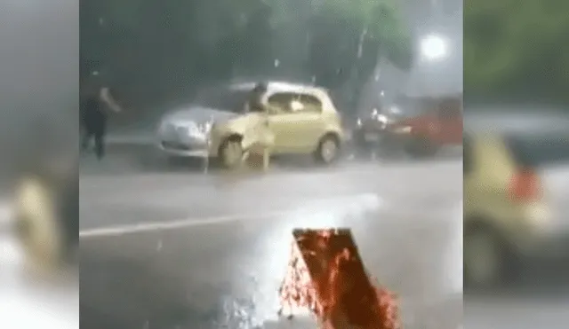 Video es viral en Facebook. Grupo de jóvenes fue corriendo a su vehículo para resguardarse de la lluvia, sin percatarse de un gracioso detalle que los dejó en ridículo