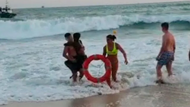 La rescatista se metió al mar para salvar al niño sin tener los equipos necesarios. Foto: Twitter Policía de Palma