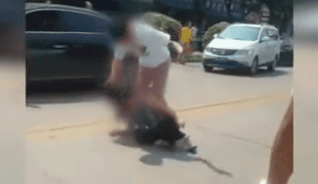 YouTube: Hombre propina brutal paliza a la amante de su padre [VIDEO]