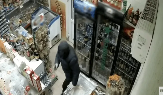 YouTube viral: dueña encuentra a ladrón dentro de su tienda y lo corretea con una escoba [VIDEO]