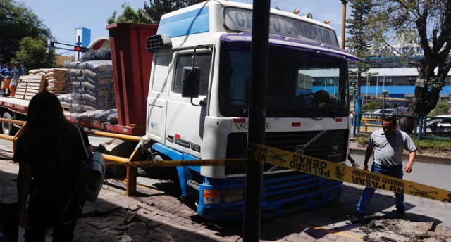 Camión cargado de cemento se hunde en pista en avenida Ejército.