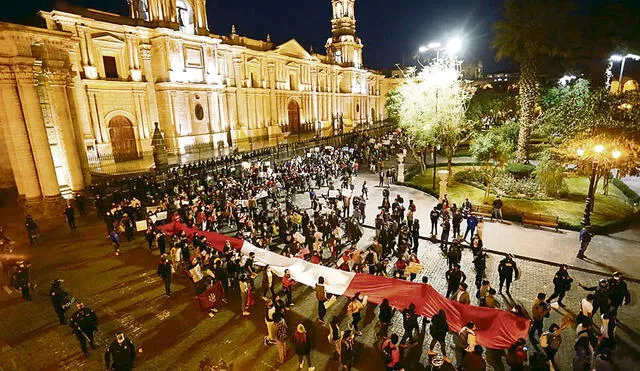 Arequipa. Estudiantes y trabajadores se congregan en la Plaza de Armas para desfilar con una inmensa bandera. También rechazan la forma como el Congreso encubre a Edgar Alarcón, congresista de UPP por esta región. Foto: Oswald Charca/La República