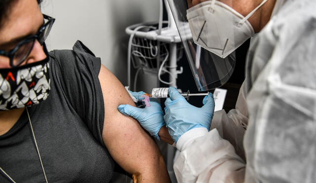 Voluntaria recibe vacuna contra COVID-19 en los Centros de Investigación de América en Hollywood, Florida. Foto: AFP.