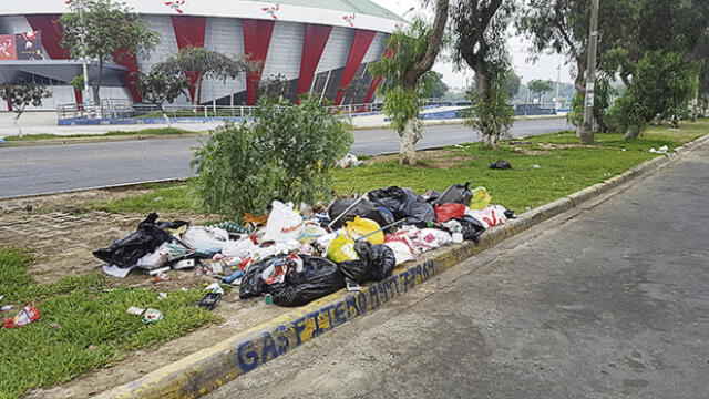 Varios sectores de Trujillo amanecieron llenos de basura y tráfico fue intenso