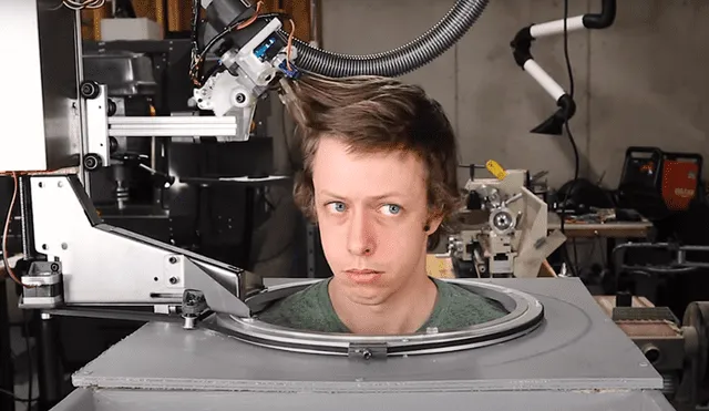 El joven construyó un robot para que le cortara el cabello al estilo que él quisiera. Foto: YouTube