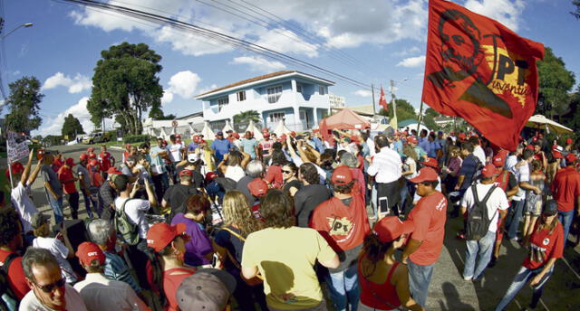 Atacan comitiva pro Lula y se eleva tensión en Brasil