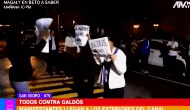 Carlos Galdós fue agredido por un grupo de mujeres al ingresar a programa de Beto Ortiz
