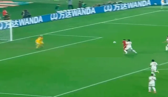 En los minutos iniciales de la Final del Mundial de Clubes, Roberto Firmino tuvo el primero para el Liverpool, pero su disparo salió desviado.