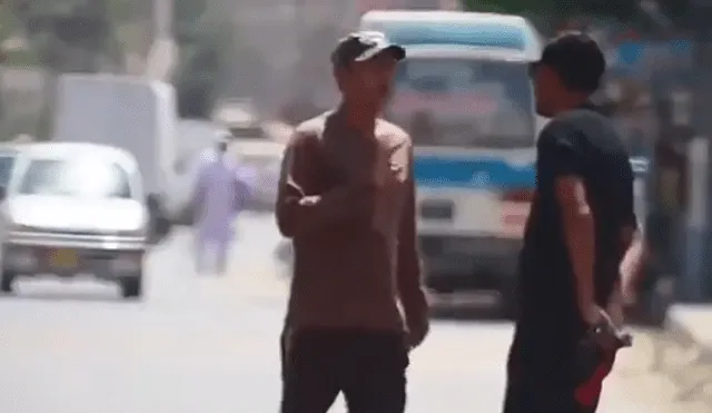 Facebook viral: asusta a hombre con bocina en la calle, lo enfurece y recibe dura lección [VIDEO]