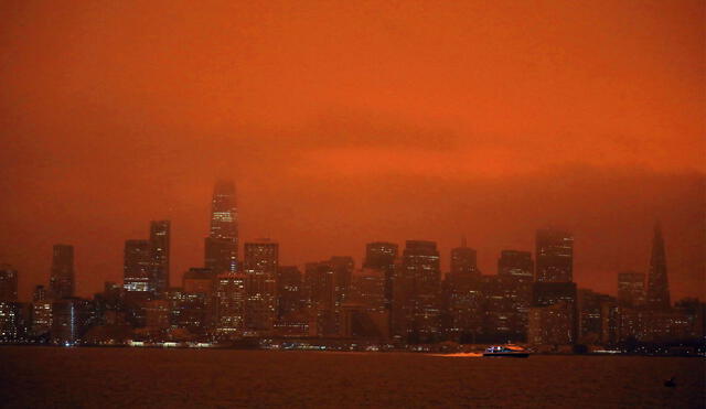 Ciudad de San Francisco (EE. UU.) invadida por una mezcla de niebla y humo proveniente de los incendios cercanos. Foto: Jim Wilson/ The New York Times