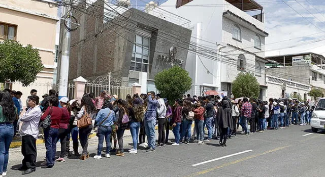 preocupación. Se calcula que en Arequipa, hay un total de 8 817 universitarios en Alas Peruanas. Ayer formaron largas colas para ingresar a cita con Sunedu.
