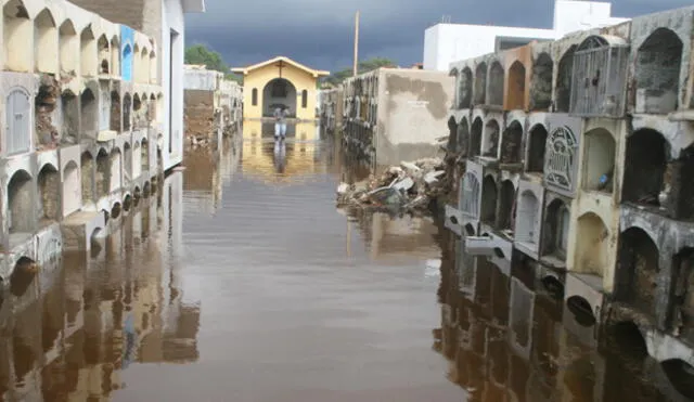 Cementerio de Lambayeque se desploma debido a intensas lluvias| VIDEO