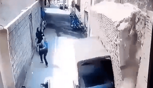 YouTube viral: hombre y mujeres miran atentamente un muero y este se desploma aplastándolos  [VIDEO]