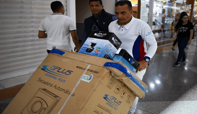 Desde horas de la mañana de este viernes decenas de venezolanos hacen cola para adquirir productos con descuentos. Foto. AFP