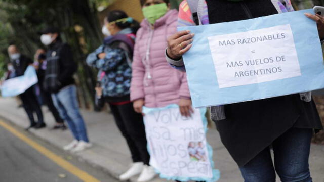 Ciudadanos argentinos piden regresar a su país en la embajada Argentina. Créditos: John Reyes / La República