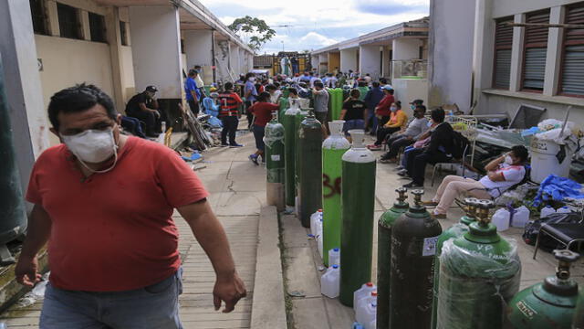 Relatives of COVID-19 patients queue to recharge oxygen tanks for their loved ones at the regional hospital in Iquitos, the largest city in the Peruvian Amazon, Peru on May 14, 2020 during the novel coronavirus pandemic. - People are dying in this impoverished region due to the lack of oxygen. Regional Health Director Carlos Calampa told AFP "We are not only going to need oxygen for Iquitos, but for the periphery�. The virus is spreading to the native communities, infected by traveling residents along the vast river basin. (Photo by Cesar Von BANCELS / AFP)