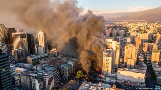 Diversos incendios se registraron en Chile luego de violentas protestas en contra del gobierno de Sebastián Piñera