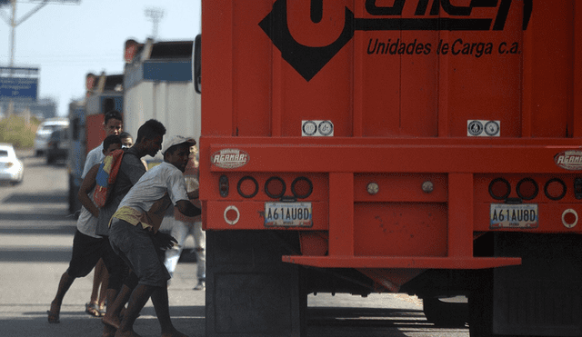 Venezolanos saquean camiones en los semáforos para poder comer [FOTOS]