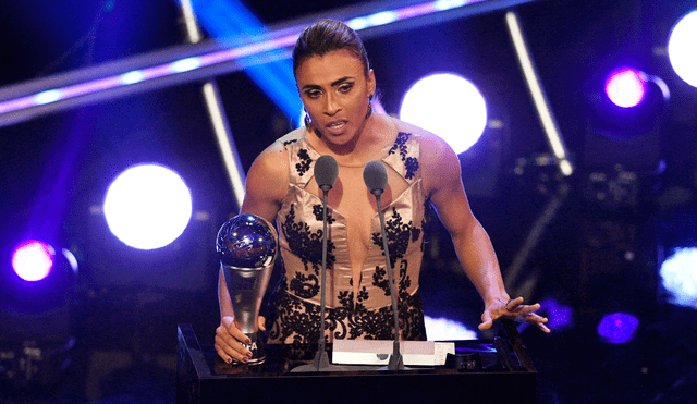 La futbolista brasileña Marta ganó el premio a mejor futbolista en la categoría femenina de la FIFA en el 2019. Foto: EFE/NEIL HALL.