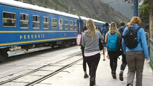 TRENES. La mayoría de turistas viajan a conocer Machupicchu en tren, porque el tiempo de viaje es menor por vía terrestre.