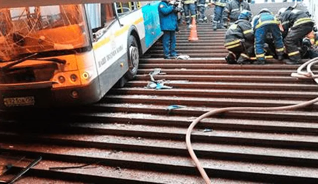 En Youtube, cinco mueren arrollados por bus que ingresó a estación de metro