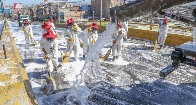 Se requirieron más de 6 mil litros de desinfectante para la limpieza.