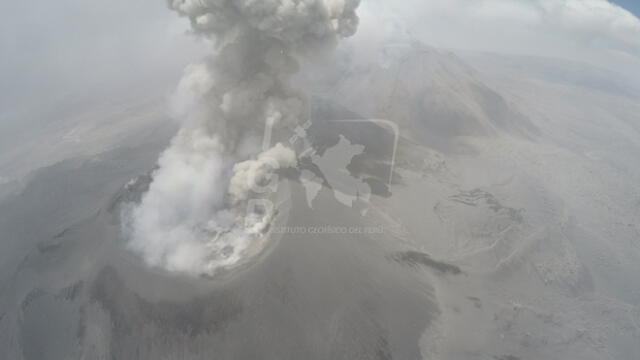 Dron vuelve a sobrevolar el volcán Sabancaya en plena erupción [VIDEO]