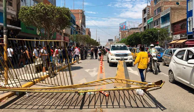 Así quedó una de las rejas colocadas para evitar el comercio informal