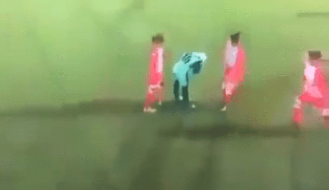 La futbolista perdió el hiyab tras un cruce con una rival. Foto: captura de video.