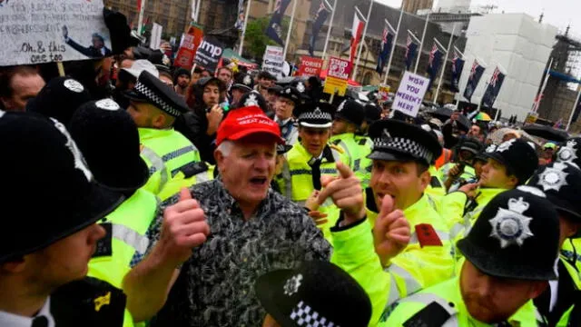 Manifestantes en contra de Trump lanzan vaso con jugo a uno de sus seguidores [VIDEO]