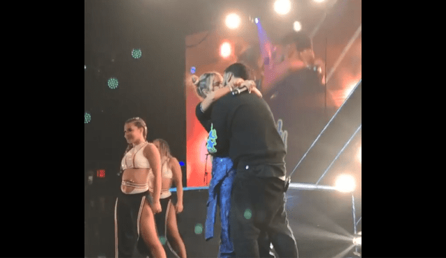 Karol G y Anuel AA se dan apasionado beso durante show y fans gritan de emoción [VIDEO]