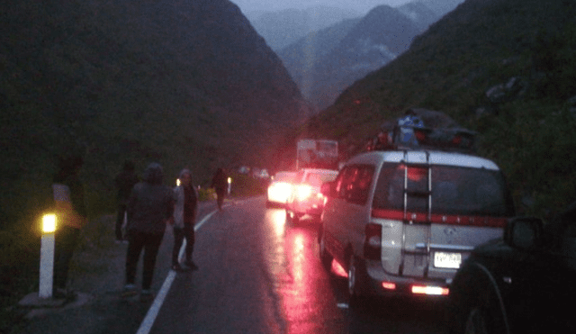 Más de 200 autos permanecen varados en carretera Yauyos-Cañete por caída de huaicos