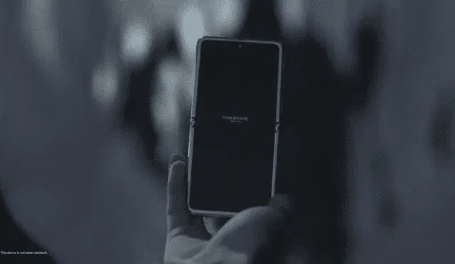 Un nuevo video publicitario del Samsung Galaxy Z Flip revela una edición especial en colaboración con Thom Browne.