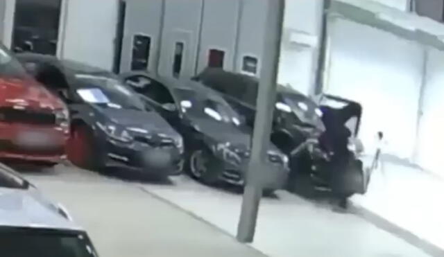 YouTube: Sorprendente video de un sujeto que prende vehículos lujosos pero acaba envuelto en llamas 