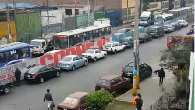 #YoDenuncio: autos se apoderan de la vía pública