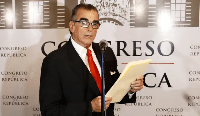Pedro Olaechea defendió las propuestas de la Comisión de Fiscalización.
