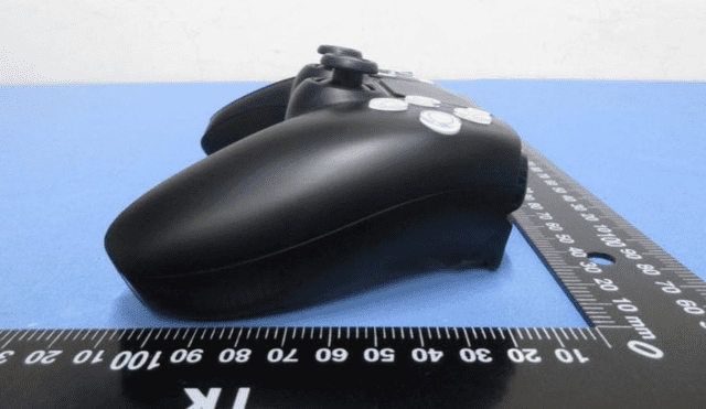 Desliza para ver cómo luciría el mando Dualsense de la PS5 en color negro. Foto: Twitter / AlexKyaw