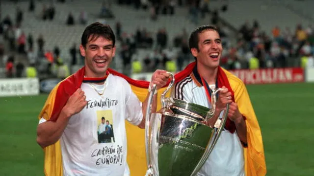 'El Moro' celebrando el campeonato de Champions League con Raúl. Foto: Internet.