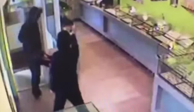 En YouTube la reacción brutal de un vendedor que era asaltado