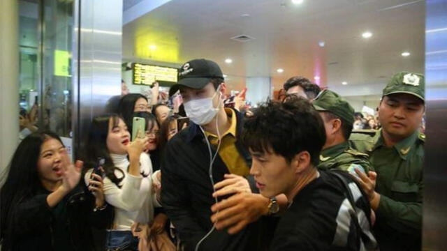Chanyeol y Sehun en medio de estampida de fans en aeropuerto de Vietnam. Foto: Twitter