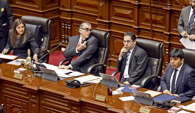 Esas épocas. Pedro Olaechea cuando sesionaba con sus vicepresidentes hace unas semanas. Debe verse tema del personal. (Foto: J.Cerdan)