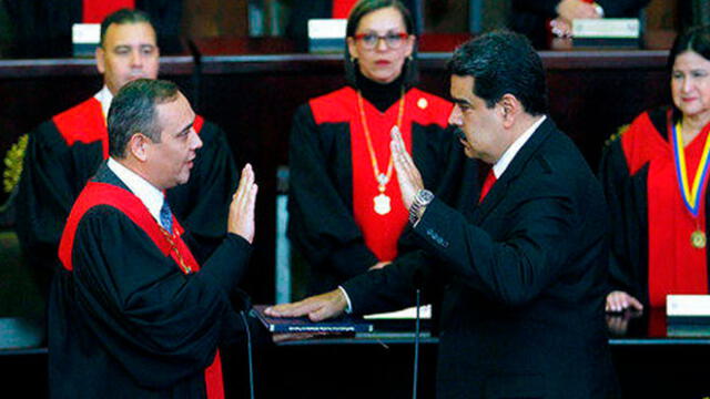 El presidente del TSJ de Venezuela, Mikel Moreno, juramenta frente a Maduro. Foto: difusión