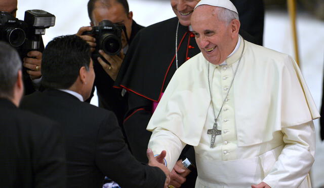 Argentinian former football player Diego Armando Maradona (L) shakes hands with Pope Francis at the Vatican on September 1, 2014 during a meeting with organizers, players and guests of the inter religious "match for peace" football game, played tonight at Rome's Olympic Stadium.  AFP PHOTO / Vincenzo PINTO (Photo by VINCENZO PINTO / AFP)