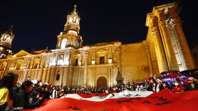 en  las calles. Pese a elección de nuevo presidente, los jóvenes siguieron marchando. Ayer lo hicieron en homenaje a universitarios caidos y para mostrar su rechazo al Congreso.