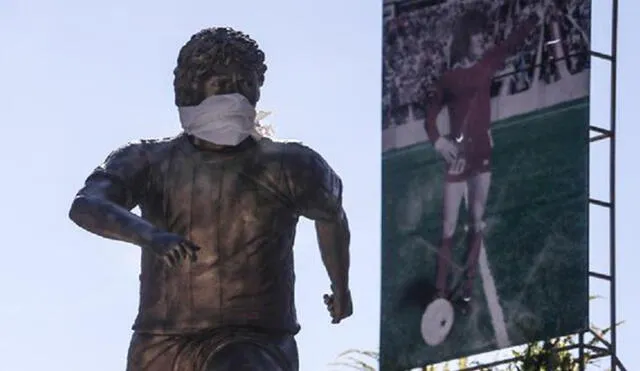 Autoridades argentina cubrieron con una mascarilla la escultura del exastro Diego Armando Maradona. Foto: EFE.