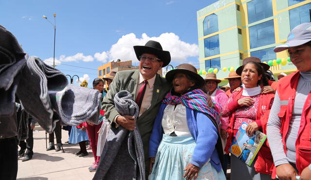 Gobierno Regional de Huancavelica entregó ayuda humanitaria en Acobamba  