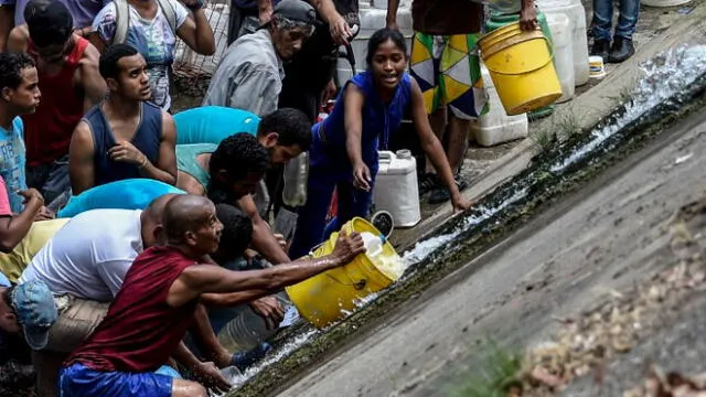 Venezuela: familias buscan agua en río considerado la cloaca de Caracas [VIDEO]
